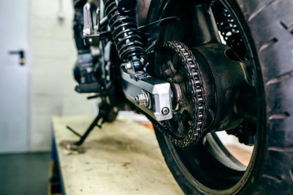 regulação da suspensão da mota