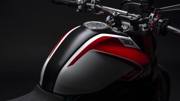 Alcançar o chão ducati monster