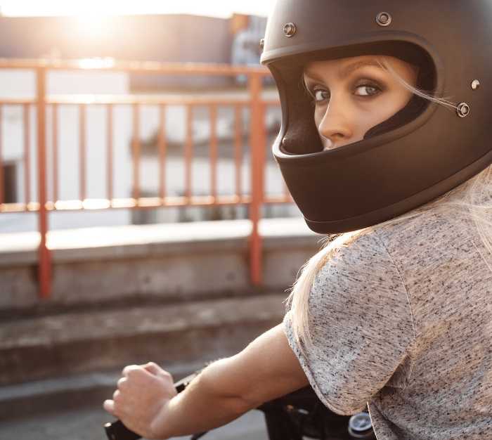 Motorista con los dos pies en el suelo gracias a Upbikers