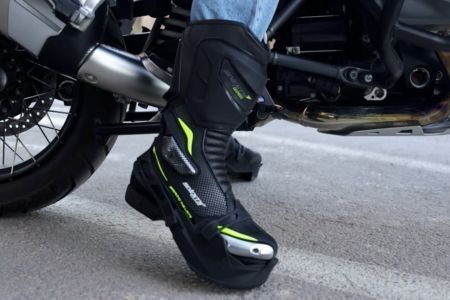 Motorista con Upbikers puestos junto a su moto