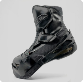 Bota de moto con Upbikers colocado