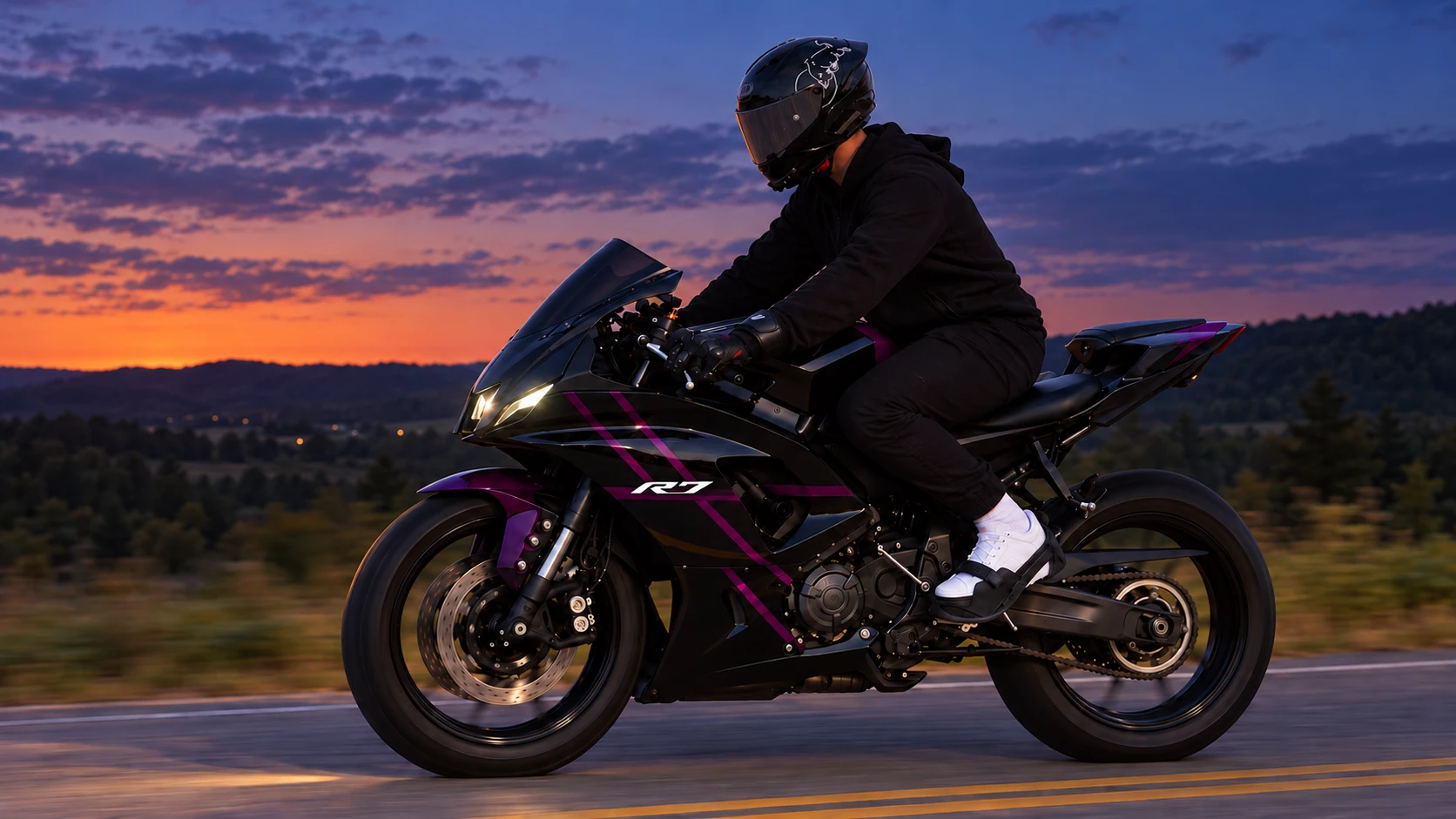 Motorista conduciendo una moto deportiva al atardecer con Upbikers en las zapatillas